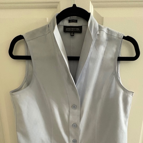 Jones New York Sleeveless Button-Up Blouse | Light Blue - Size 8 - Picture 3 of 5